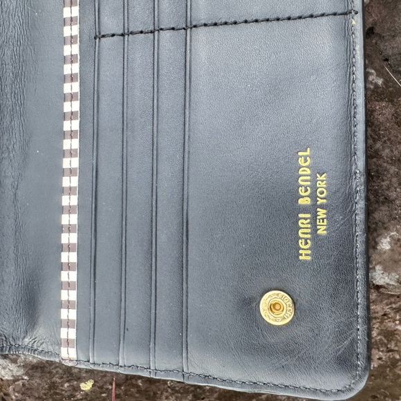 Henri Bendel New York Zip Around Wallet Black & Cream Gold Hardware - Picture 8 of 14